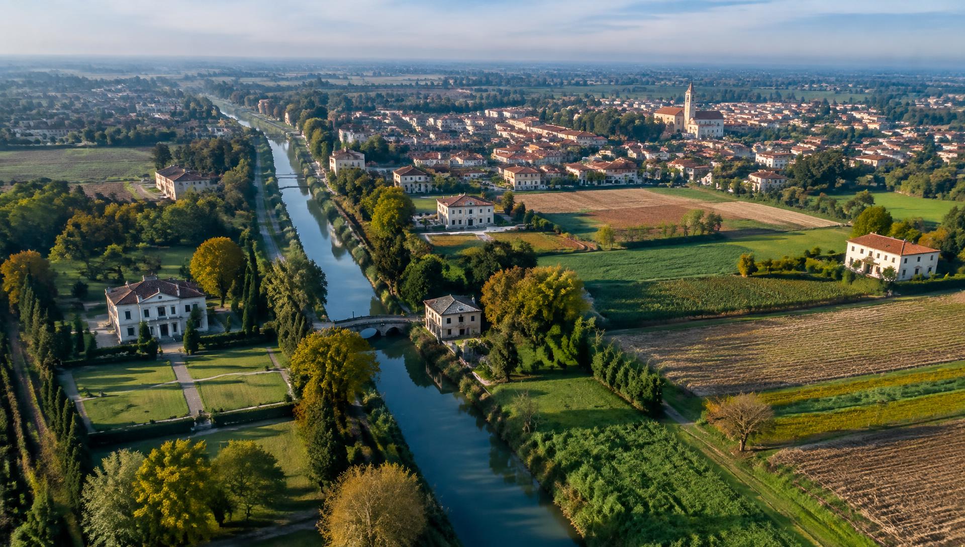 Veduta aerea della Riviera del Brenta con ville venete e campi